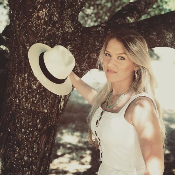 Meet your Posher, Christy - Picture 1 of 1